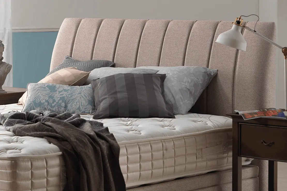 Ensemble VERONA blanc : lit design en simili cuir 180 x 200 cm avec