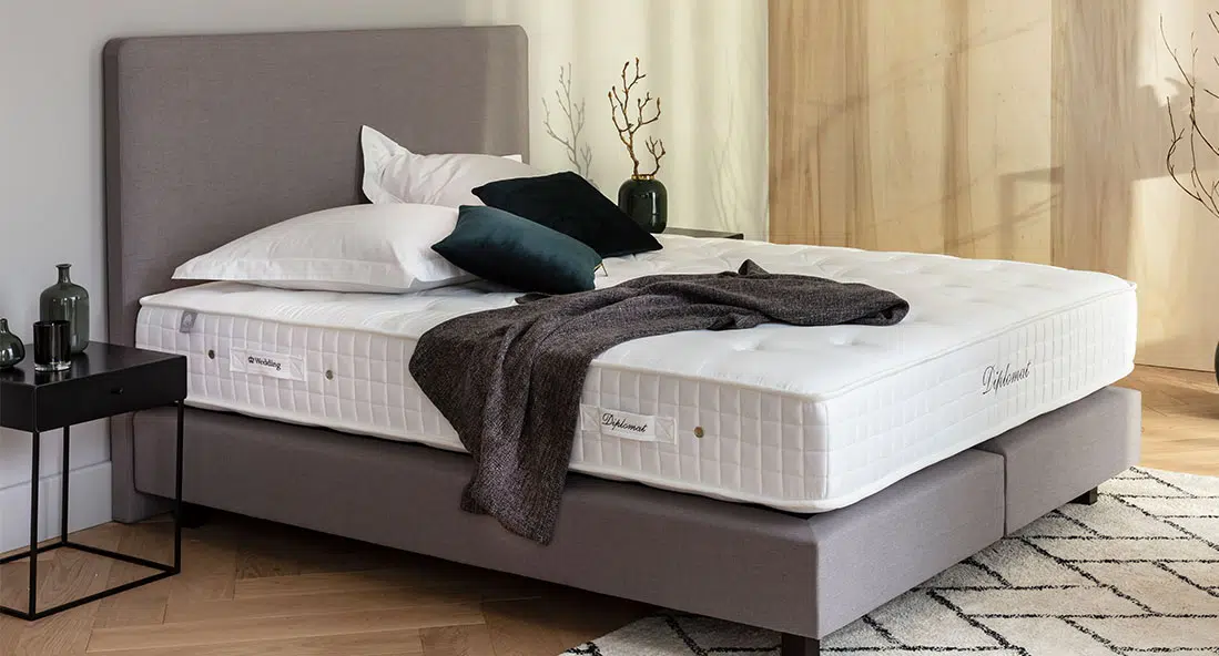 Prix d'un lit coffre double avec sommier électrique individuel 2 personnes  et livraison à Paris dans le 75 - Magasin de meubles gain de place  sur-mesure à Saint-Cyr-sur-Mer - Chez Soi Design